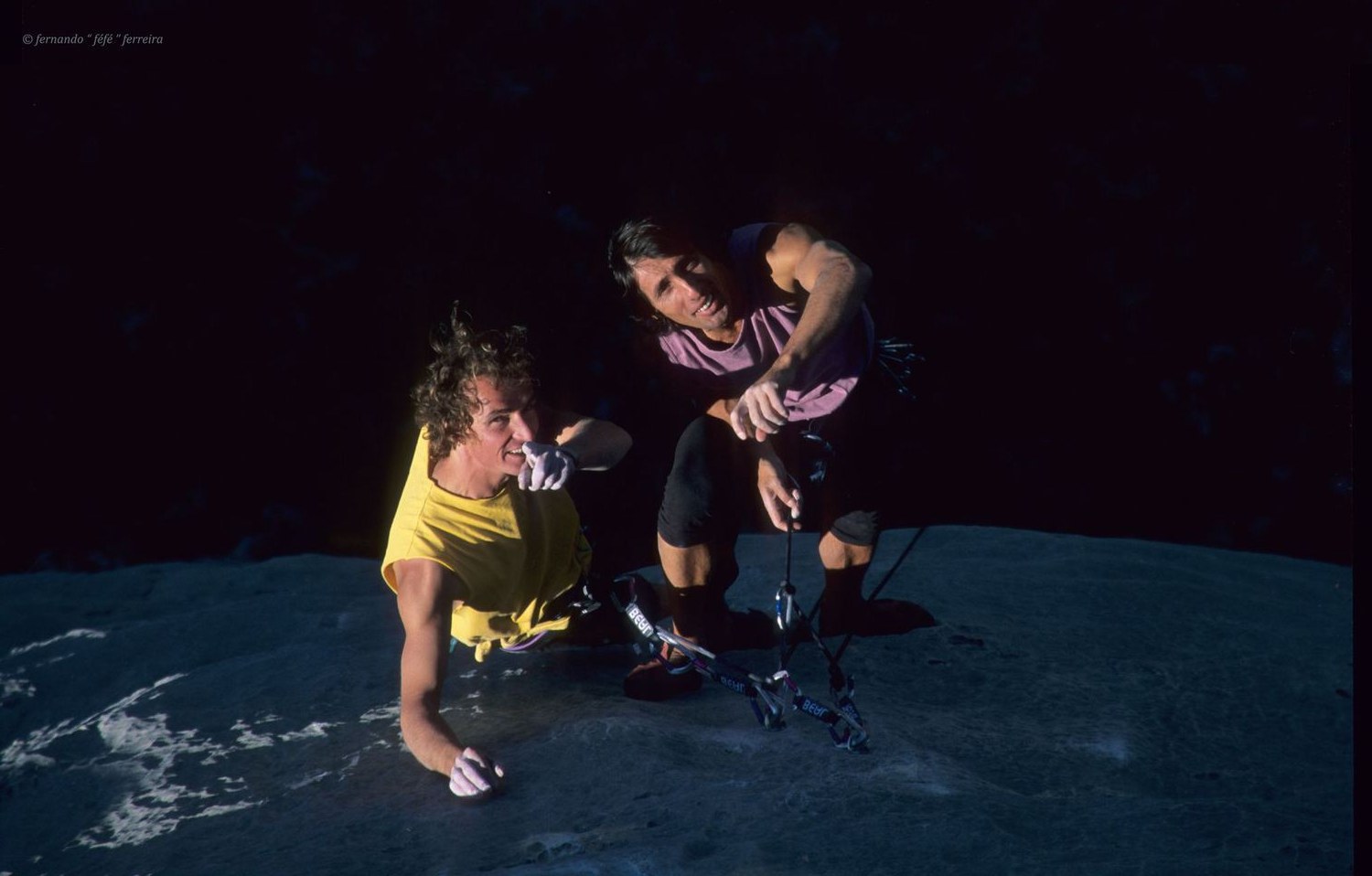 Deux grimpeurs des années 80 en paroi dans les Gorges du Verdon