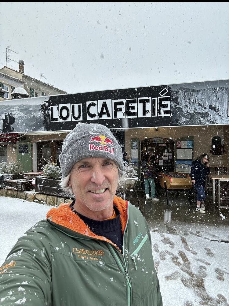 The front of Lou Cafetié under snow