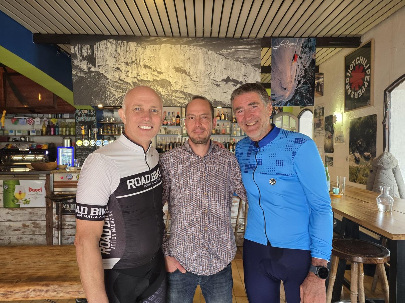 Jean-Michel Bayle et Jonathan Edwards au comptoir du Lou Cafetié