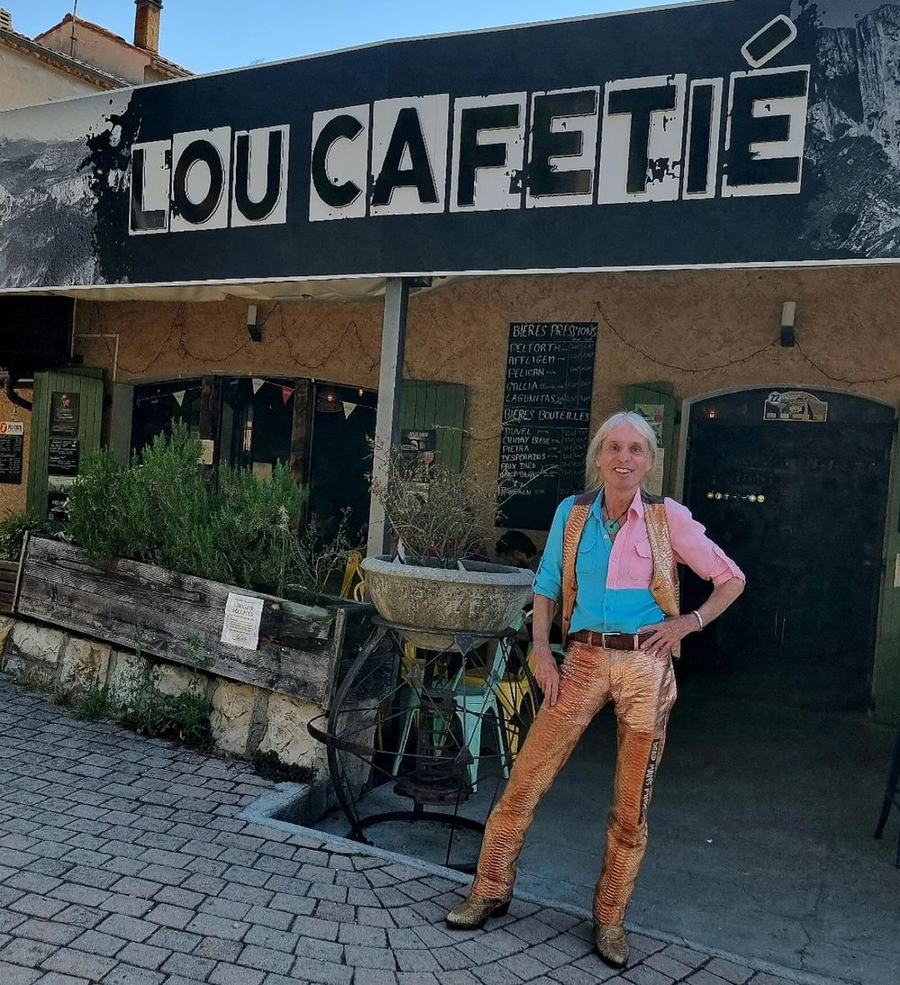 La façade du Lou Cafetié vue depuis la place du village