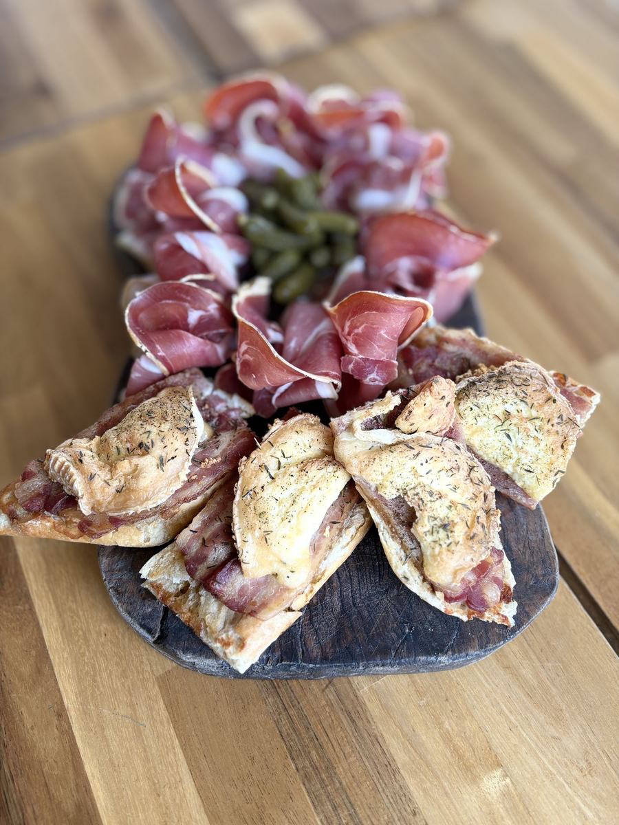 Planche de charcuterie et feuilletés chauds
