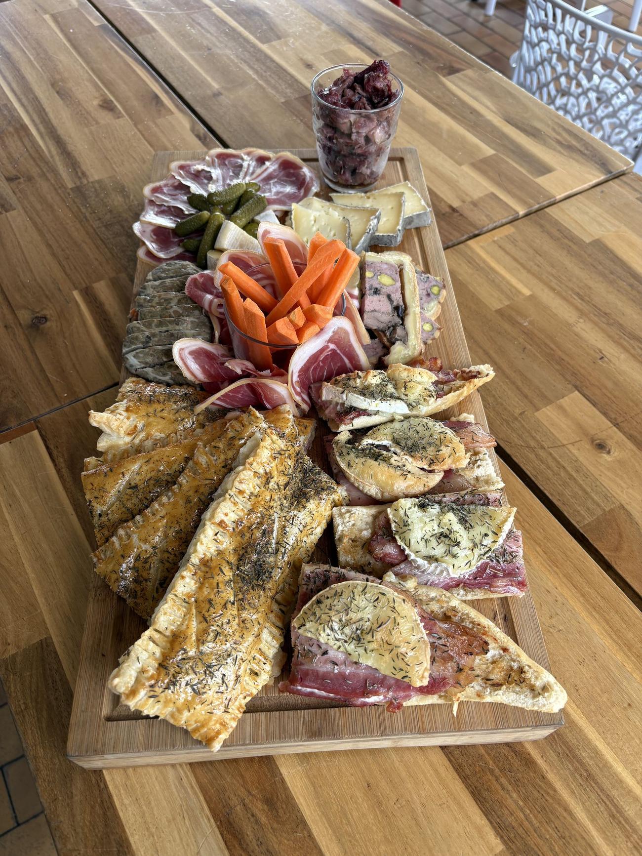 Grande planche de charcuterie, fromages et feuilletés chauds du Lou Cafetié