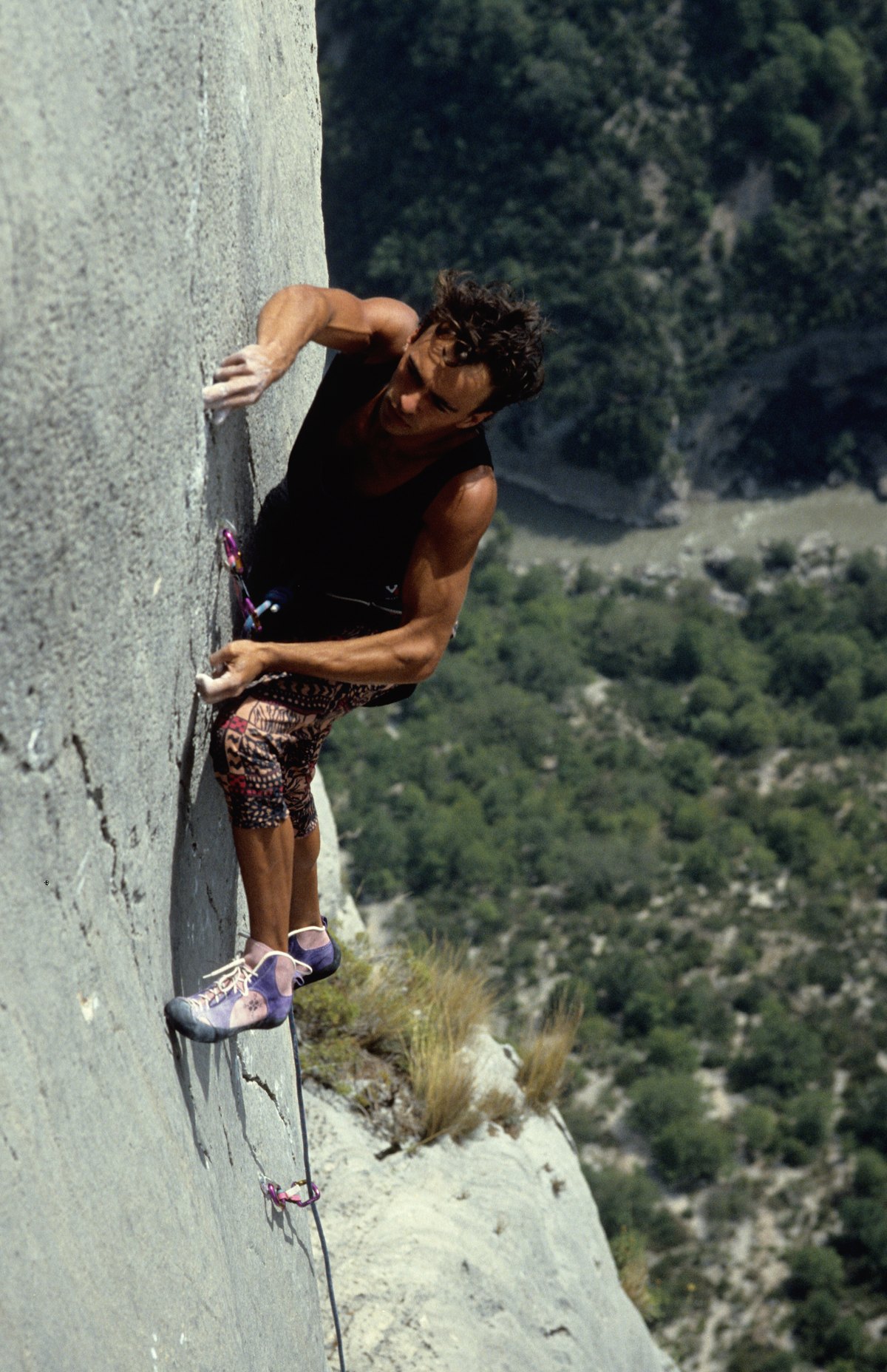 Un grimpeur en dévers dans les Gorges du Verdon
